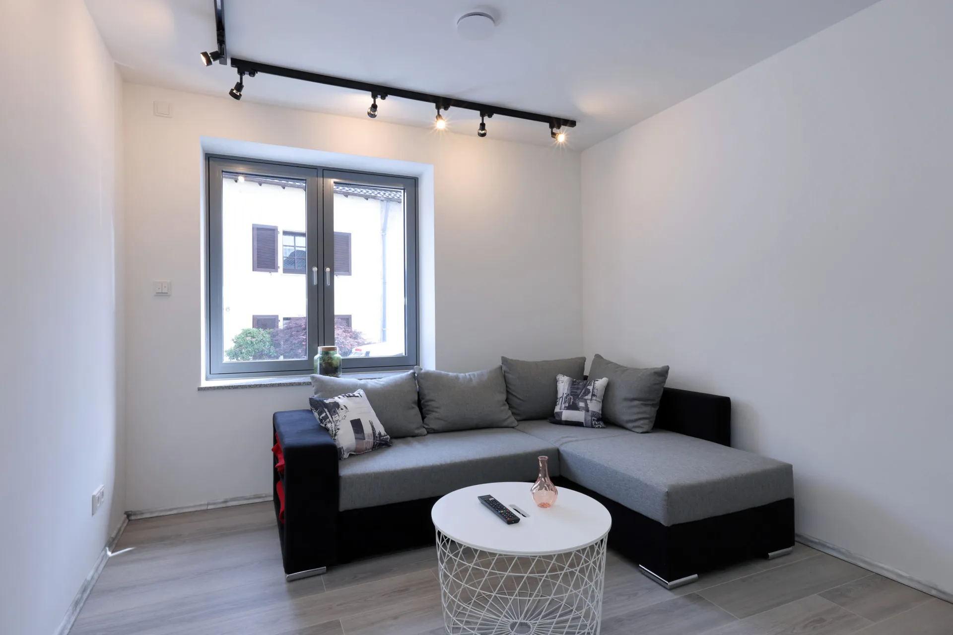 Gemütliches Wohnzimmer mit Ecksofa, Couchtisch und Smart-TV in der Ferienwohnung Wallerfangen