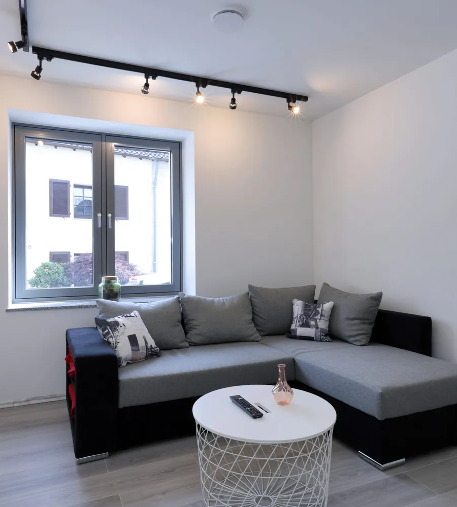Gemütliches Wohnzimmer mit Ecksofa, Couchtisch und Smart-TV in der Ferienwohnung Wallerfangen