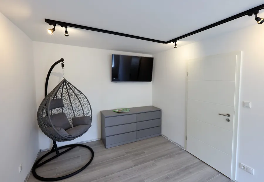 Leseecke im Wohnzimmer mit Hängesessel und Sideboard